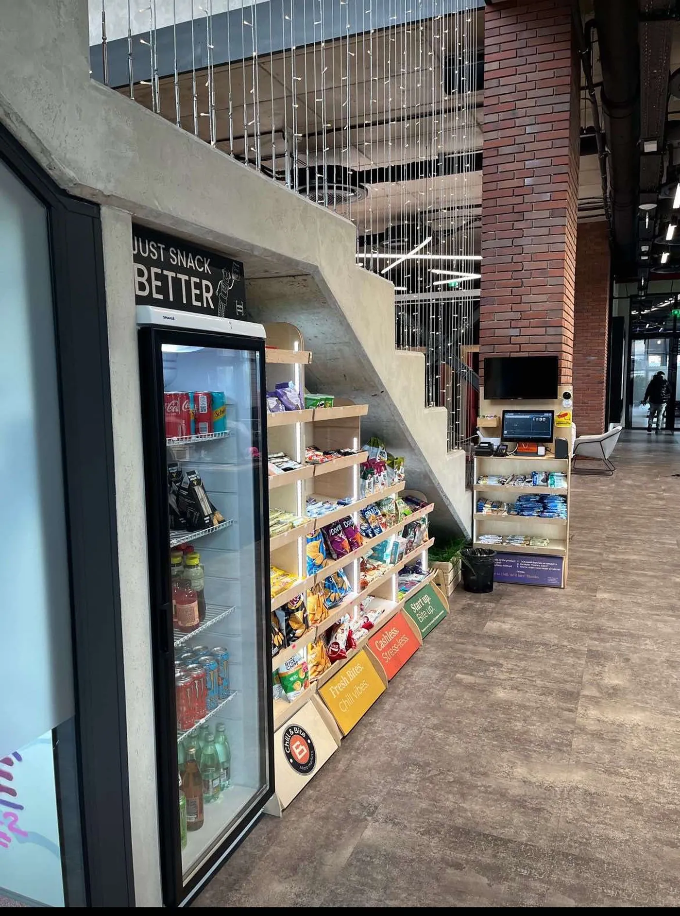 Голям Chill&Bite Micro Market с хладилник, осветени рафтове и каса за самообслужване в офис пространство